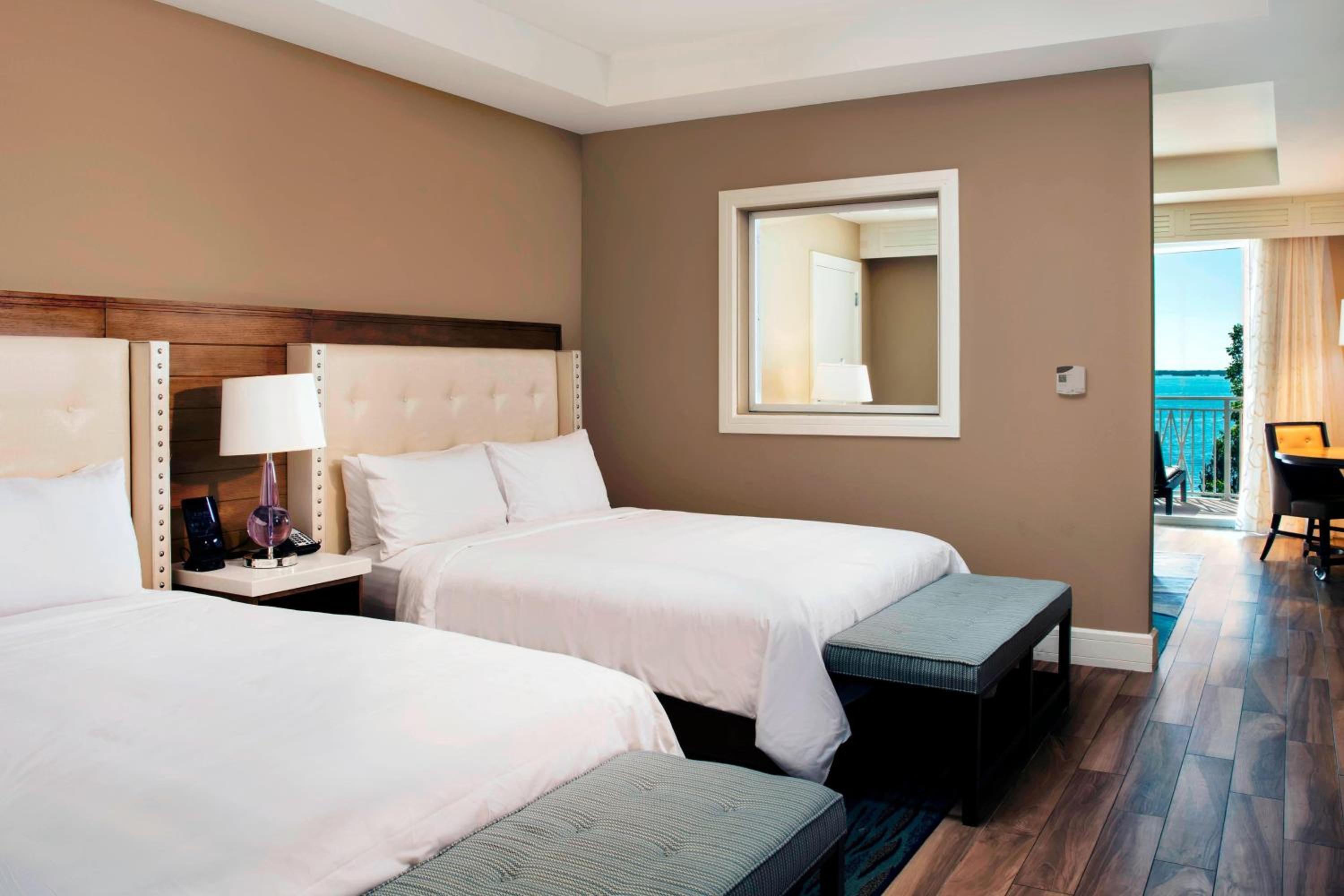 1 Bedroom, Suite, 2 Queen Beds, Bay Front, Sofa, Balcony