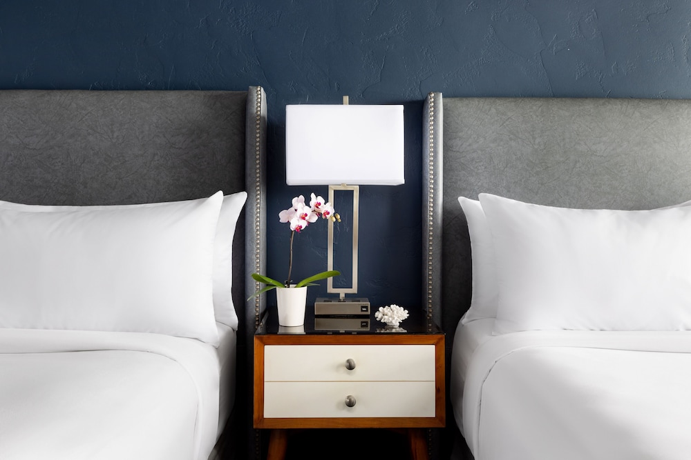 Monterey Beach Hotel, a Tribute Portfolio Hotel 14/83