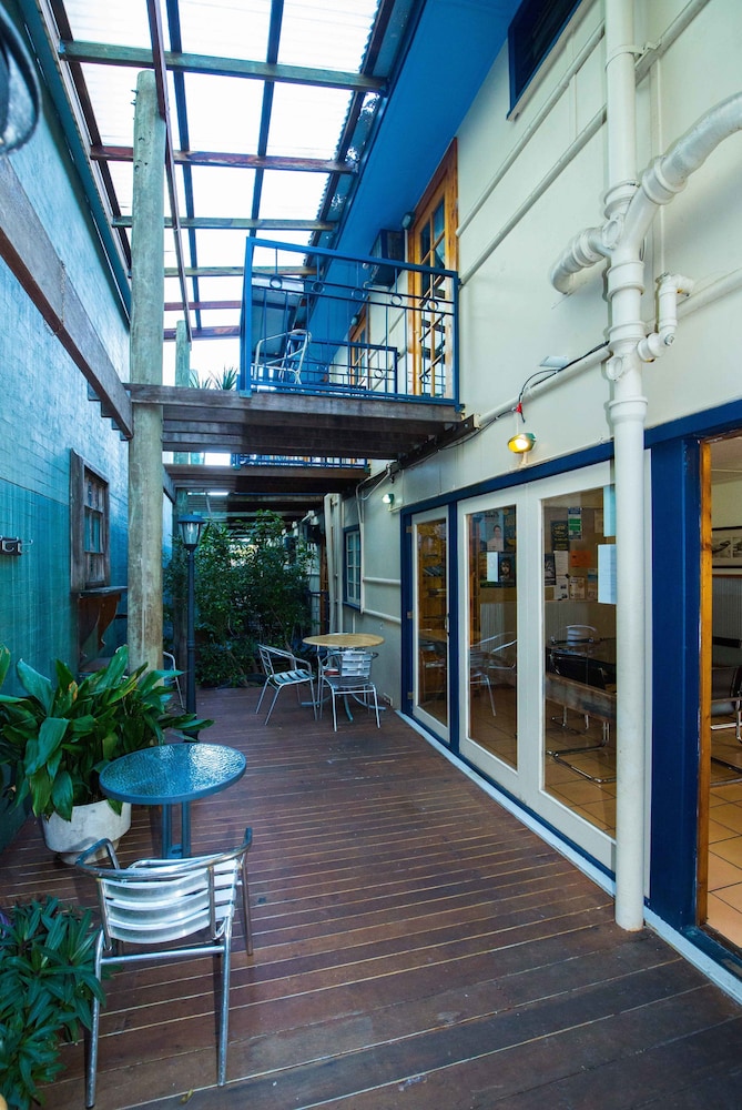 BRISBANE MANOR HOTEL 9/60