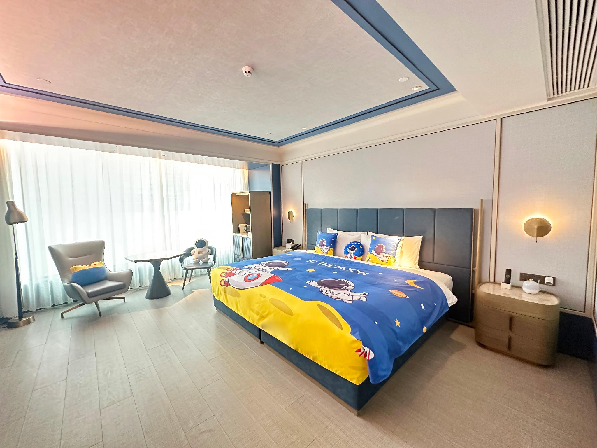 Theme, 1 Queen and 1 Single Bed