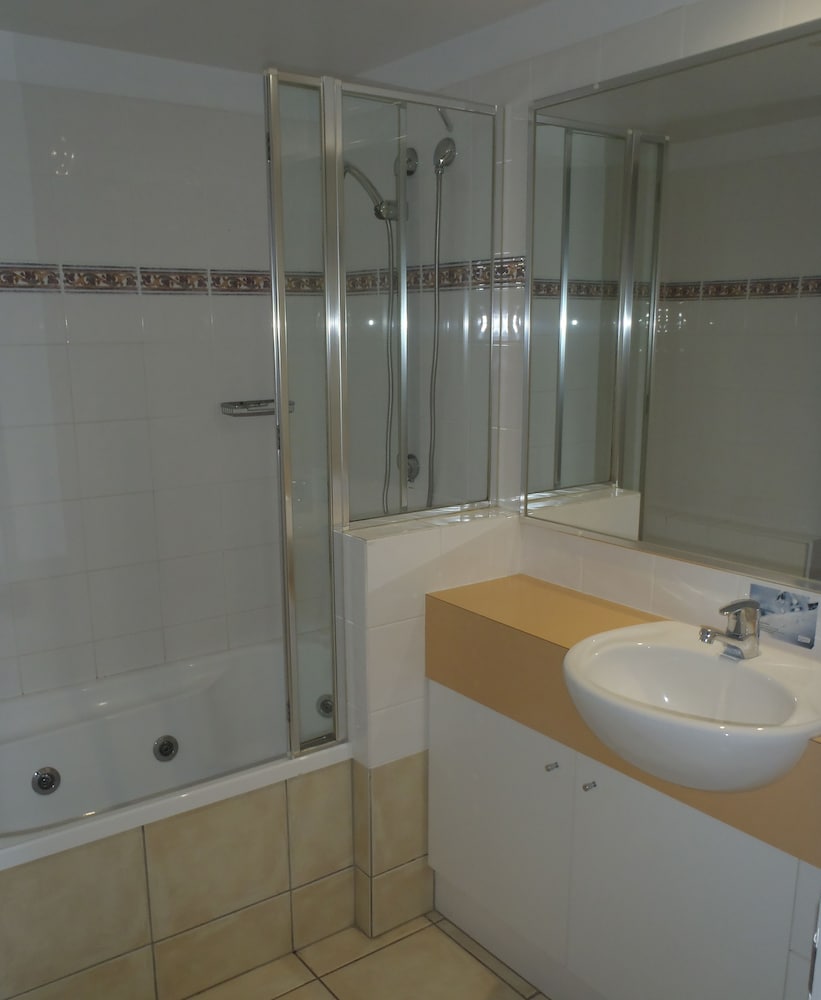 MOORINGS BEACH RESORT 74/77