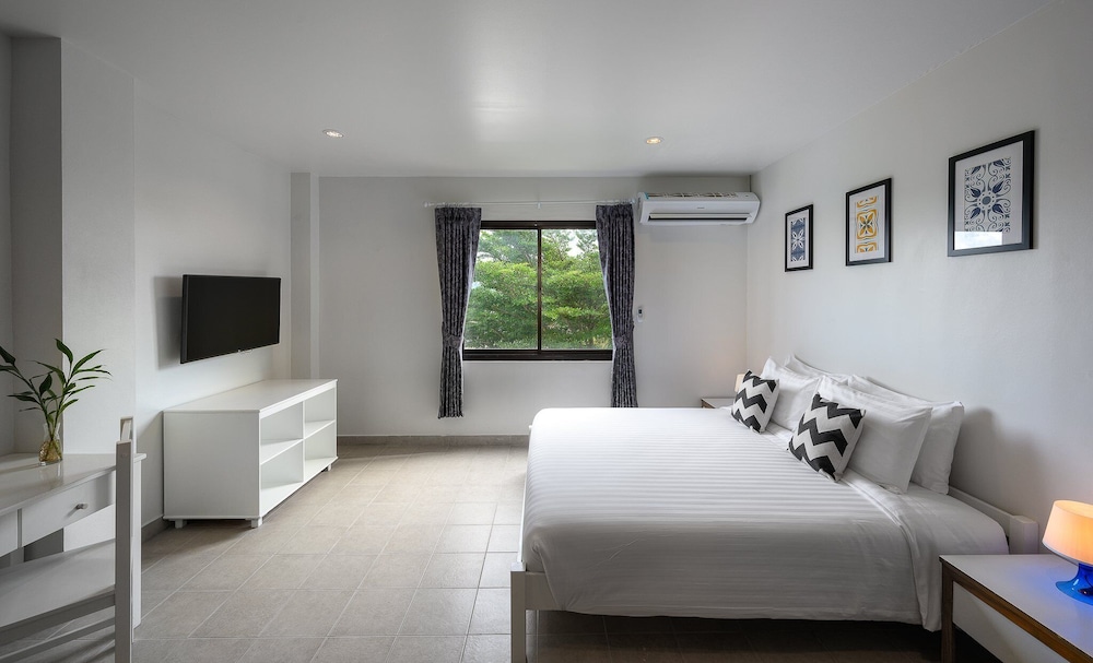 Maikhao Hotel 19/61
