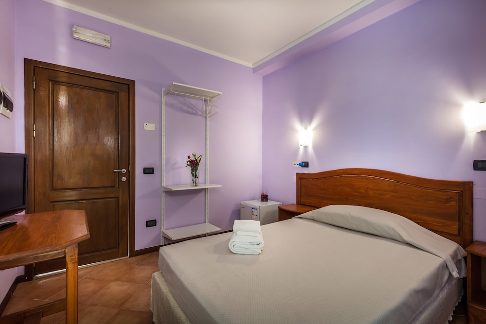 ROOM, SINGLE