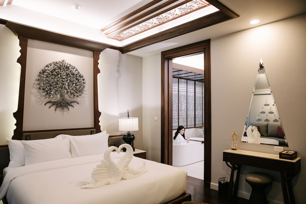 EXECUTIVE, KING BED, BATHTUB