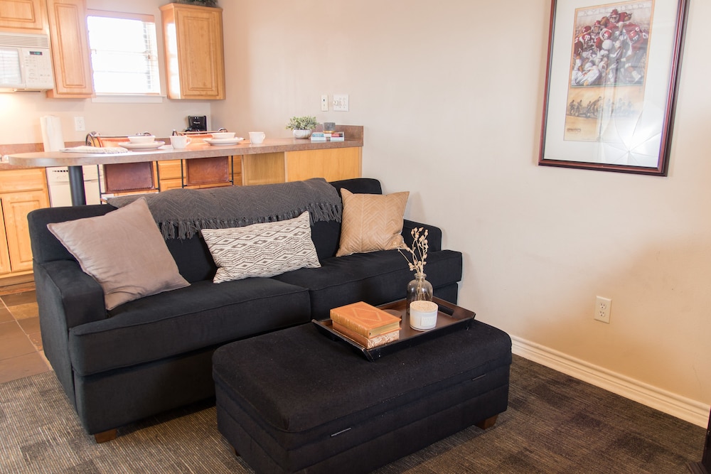 Vineyard Court Designer Suites Hotel 32/56