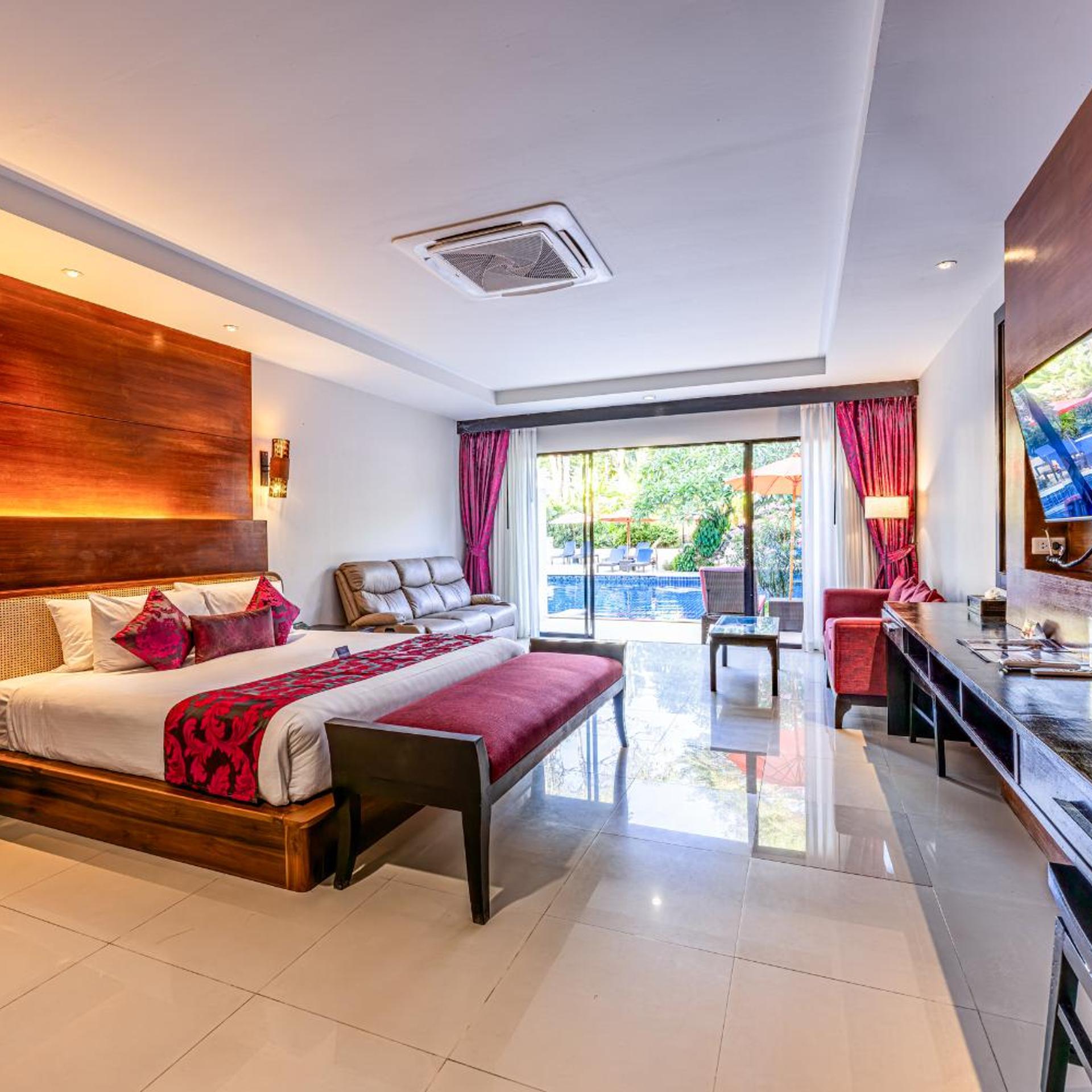 Grand, Deluxe, King Bed, Pool Access