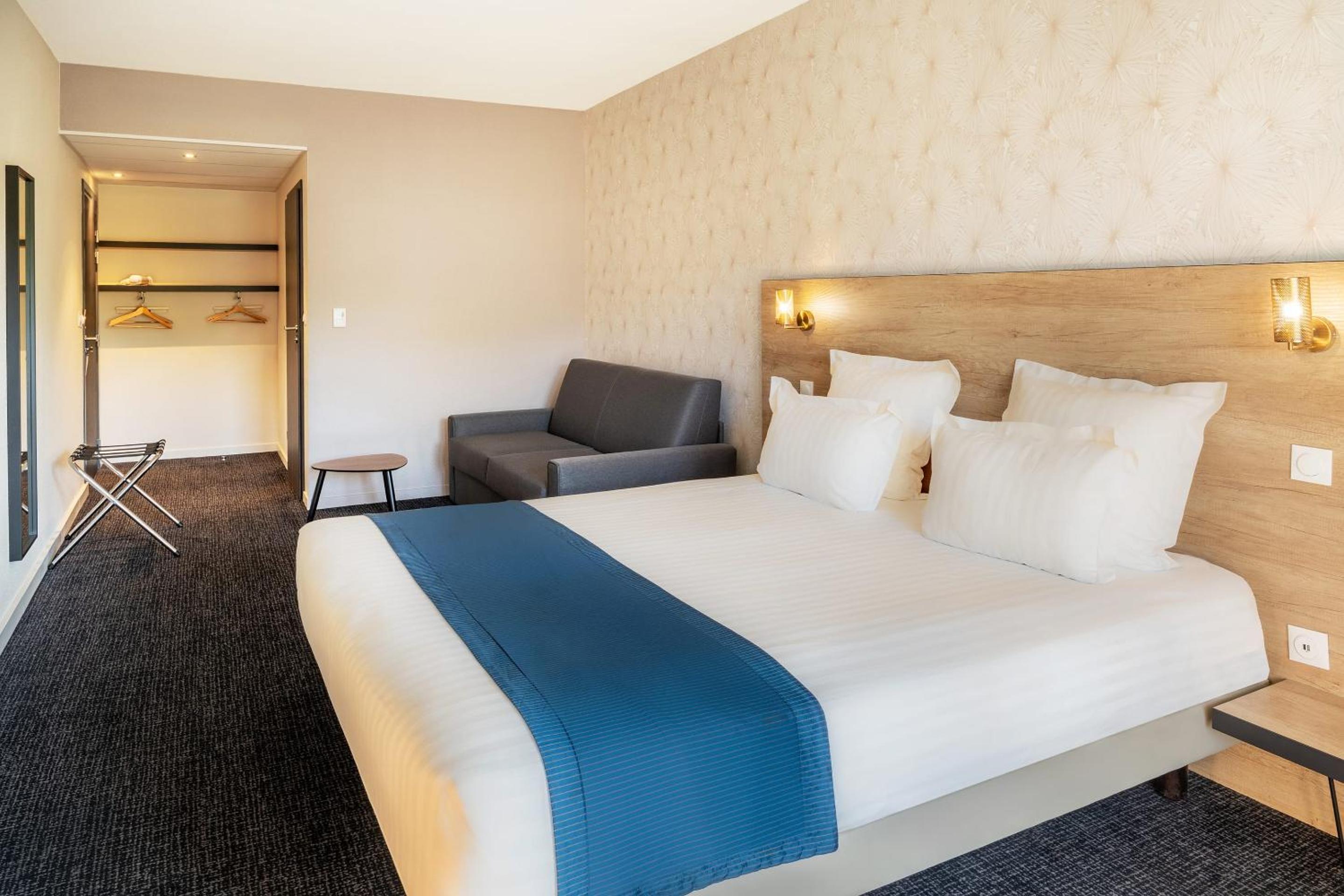 Suite, Queen Bed, Street Side View, Sofa