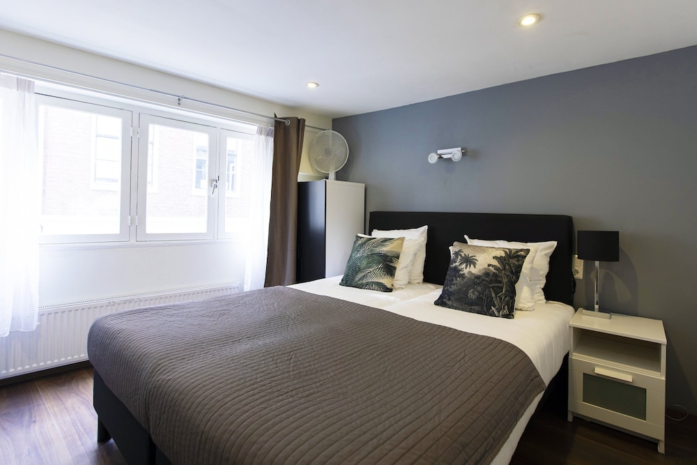 STANDARD, TWIN BEDS, PRIVATE BATHROOM