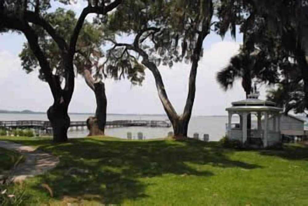 Lakeside Inn 54/67