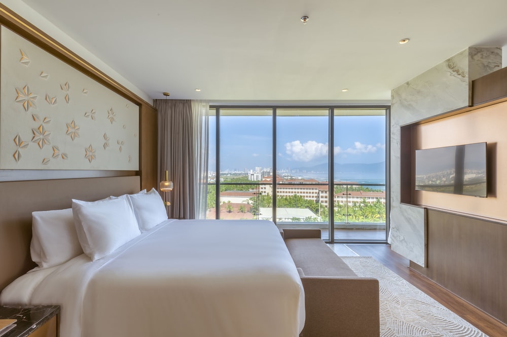 Grand, Ocean, Suite, King Bed, with Pool