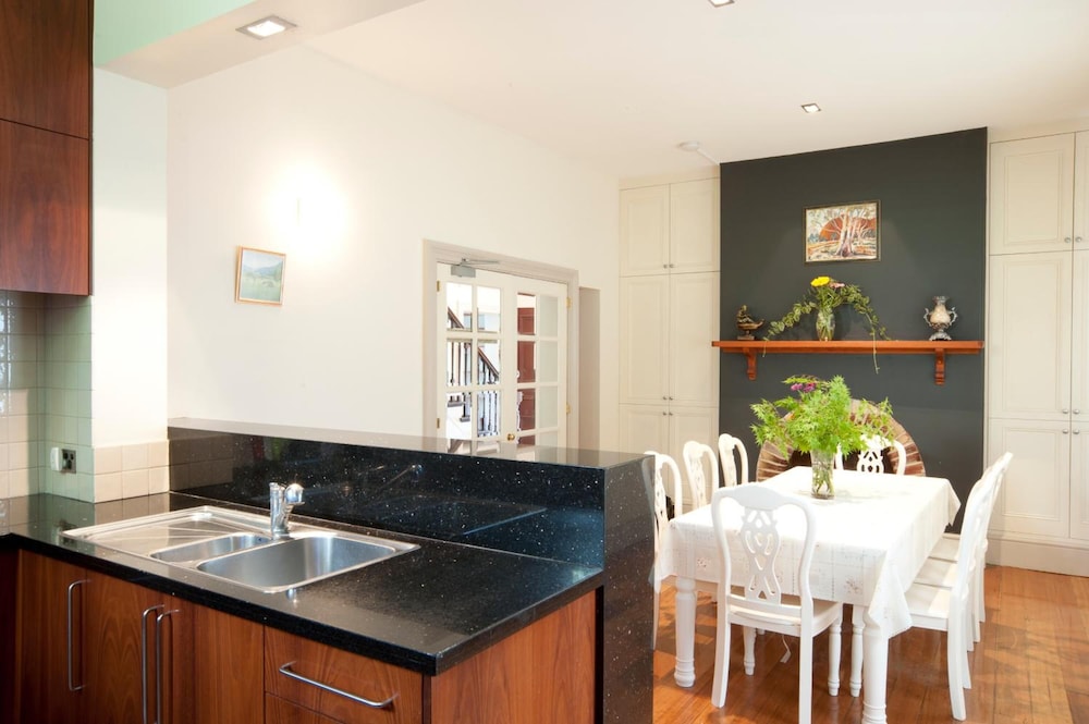 Lowena Cafe and Accommodation 7/41