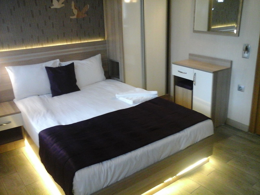 ROOM, DOUBLE OR TWIN BED