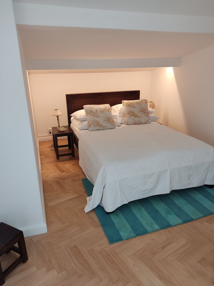 CRYSTAL SUITES OLD TOWN 23/68