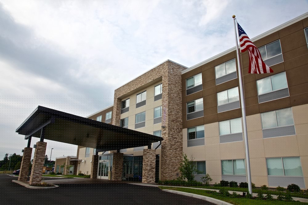 Holiday Inn Express Suites Oswego 1/48