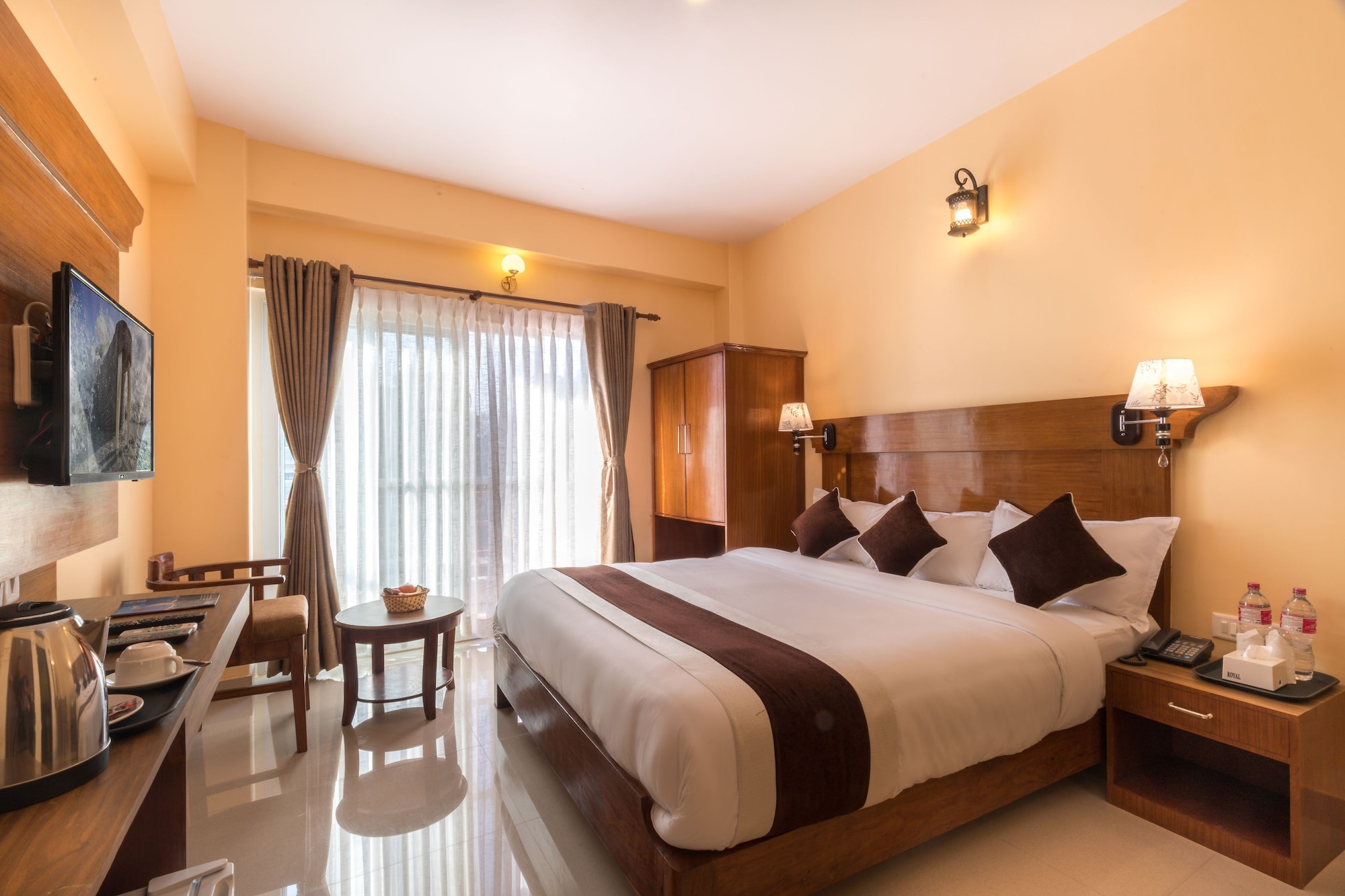 DELUXE, KING BED, MOUNTAIN VIEW