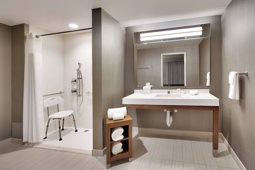 جناح بسرير كينج مع أريكة لذوي الإعاقة، Courtyard by Marriott Atlanta Duluth Downtown 4/4