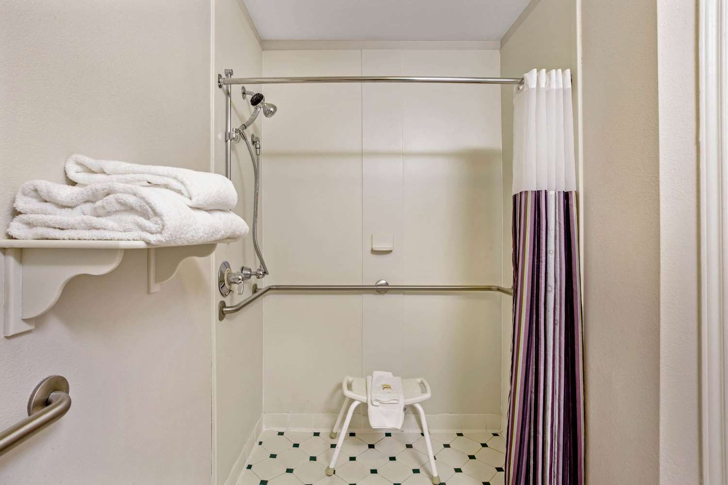 La Quinta Inn Suites Winston Salem 64/64