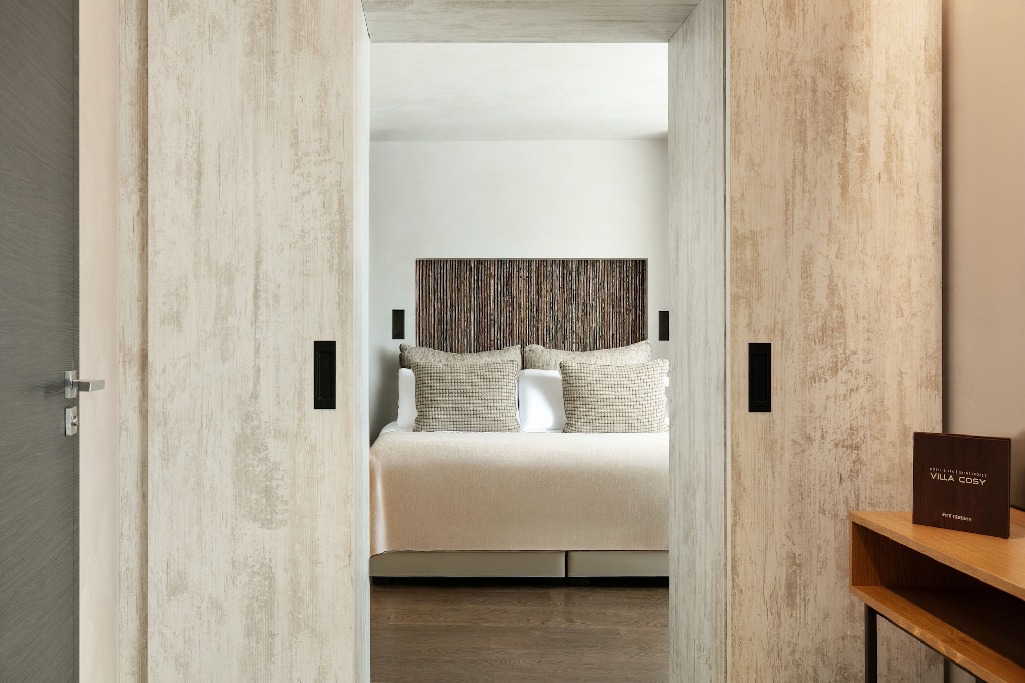 POOL, SUITE