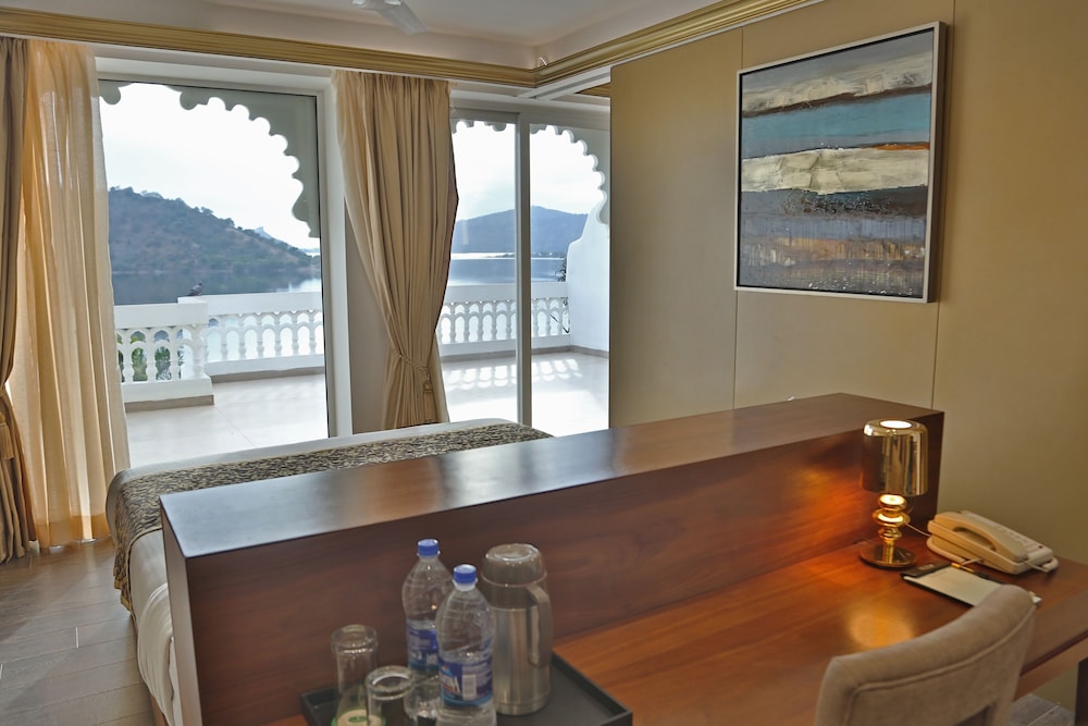 JAISAMAND ISLAND RESORT 24/67