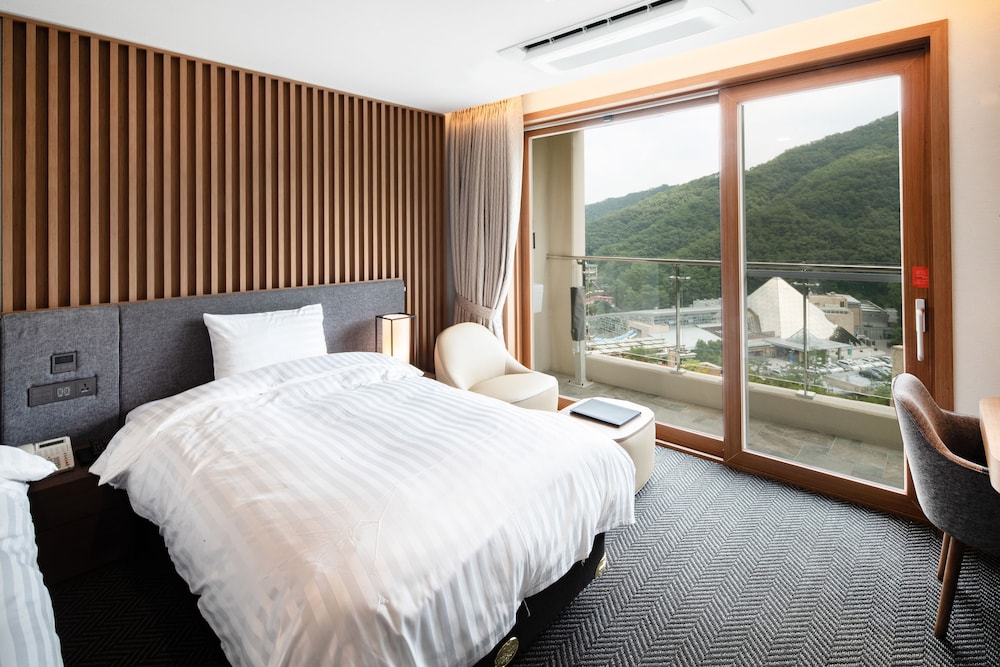Superior, 1 Double and 1 Single Bed, Park or Park View, Sonest Tower
