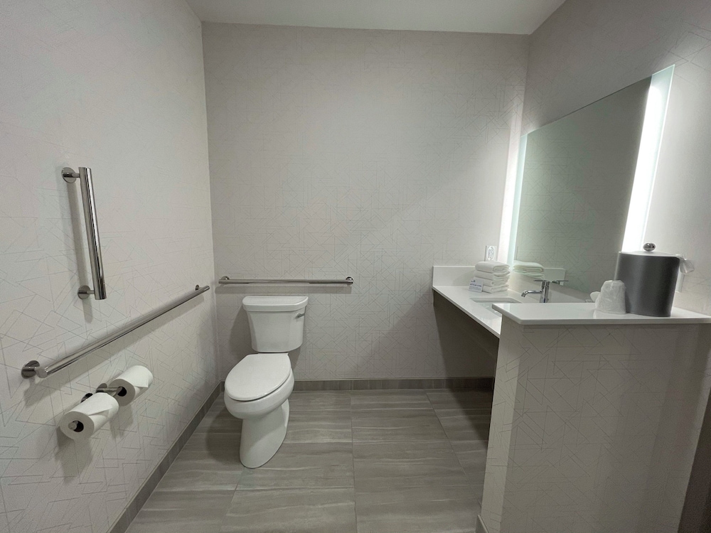 Holiday Inn Express & Suites Ft. Smith Airport, an IHG Hotel 70/75