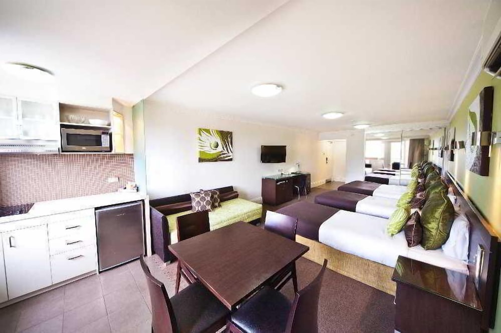 HYDE PARK INN 25/50