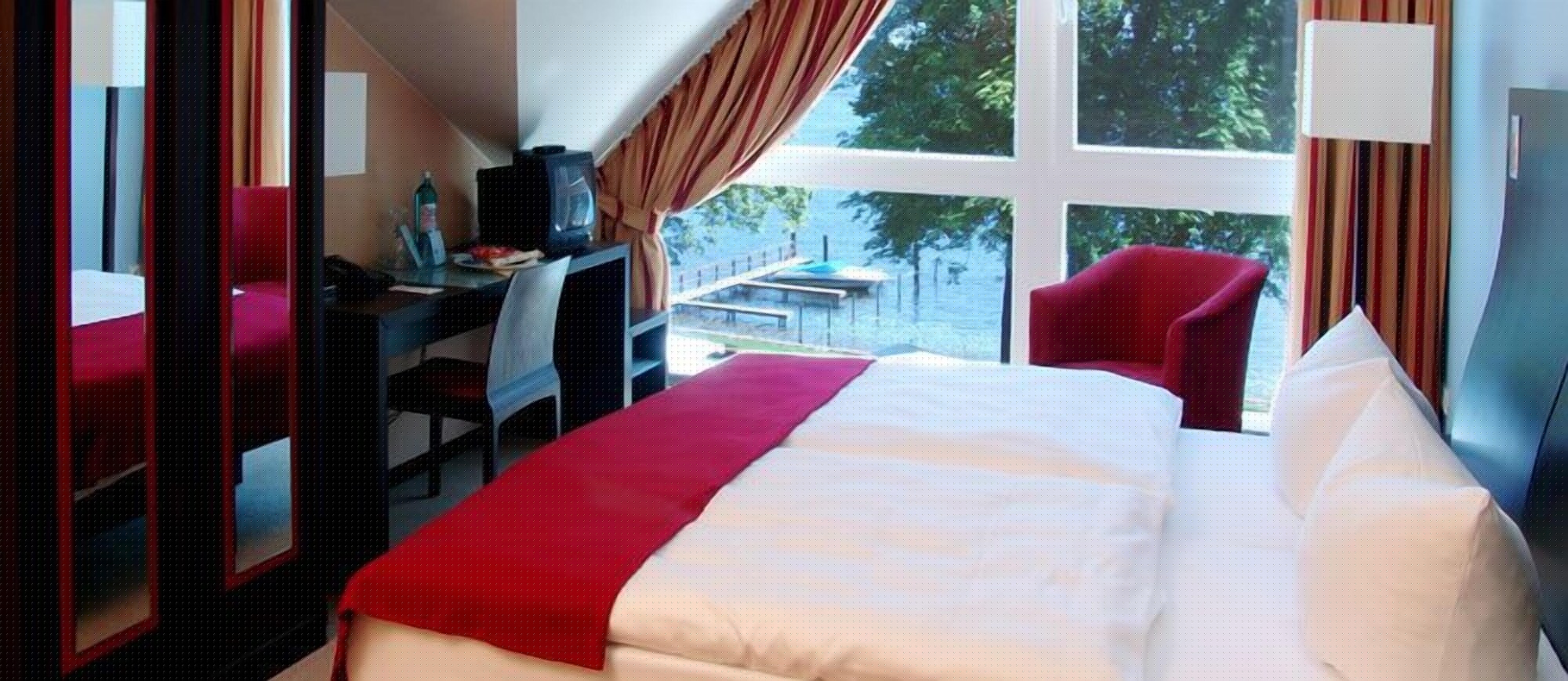 ROOM, SINGLE
