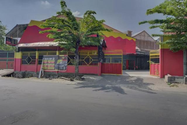 OYO 3198 Sukomanunggal Inn 3/49