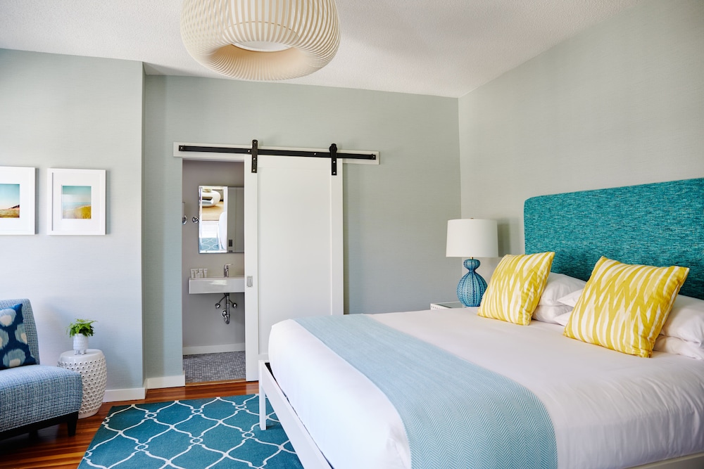 SUITE, KING BED