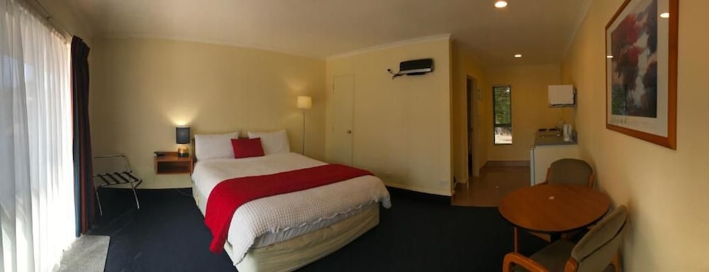 THE PEAKS MOTOR INN 10/40