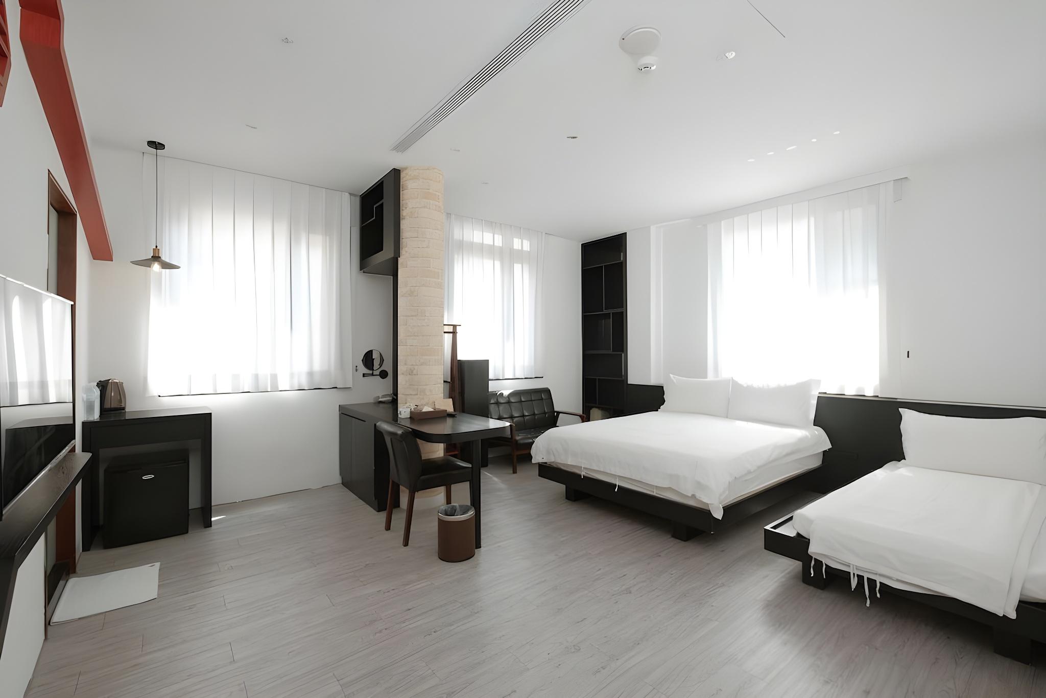Room, Triple