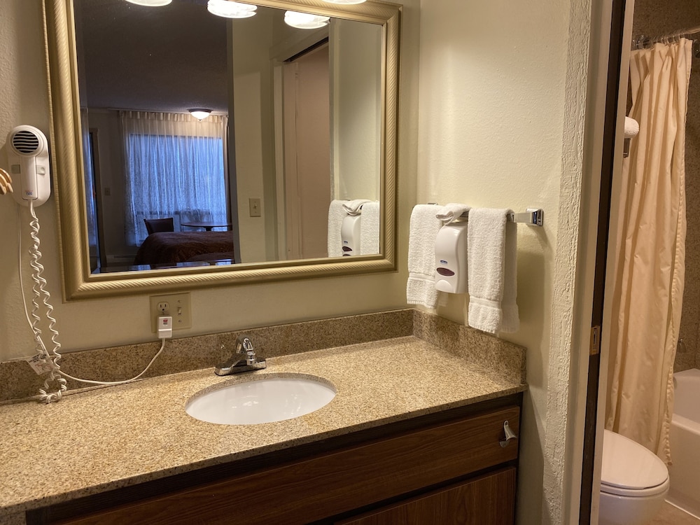 Snowshoe Motel 70/72