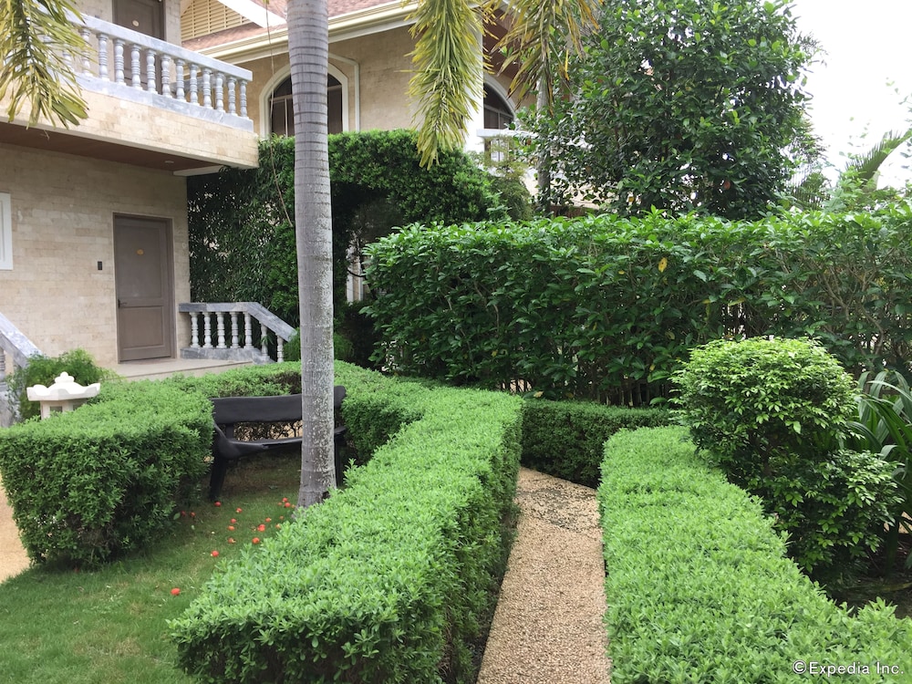Linaw Beach Resort 68/73