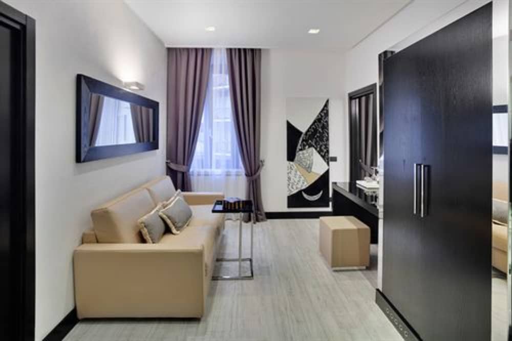 LHP Hotel Napoleon 36/64