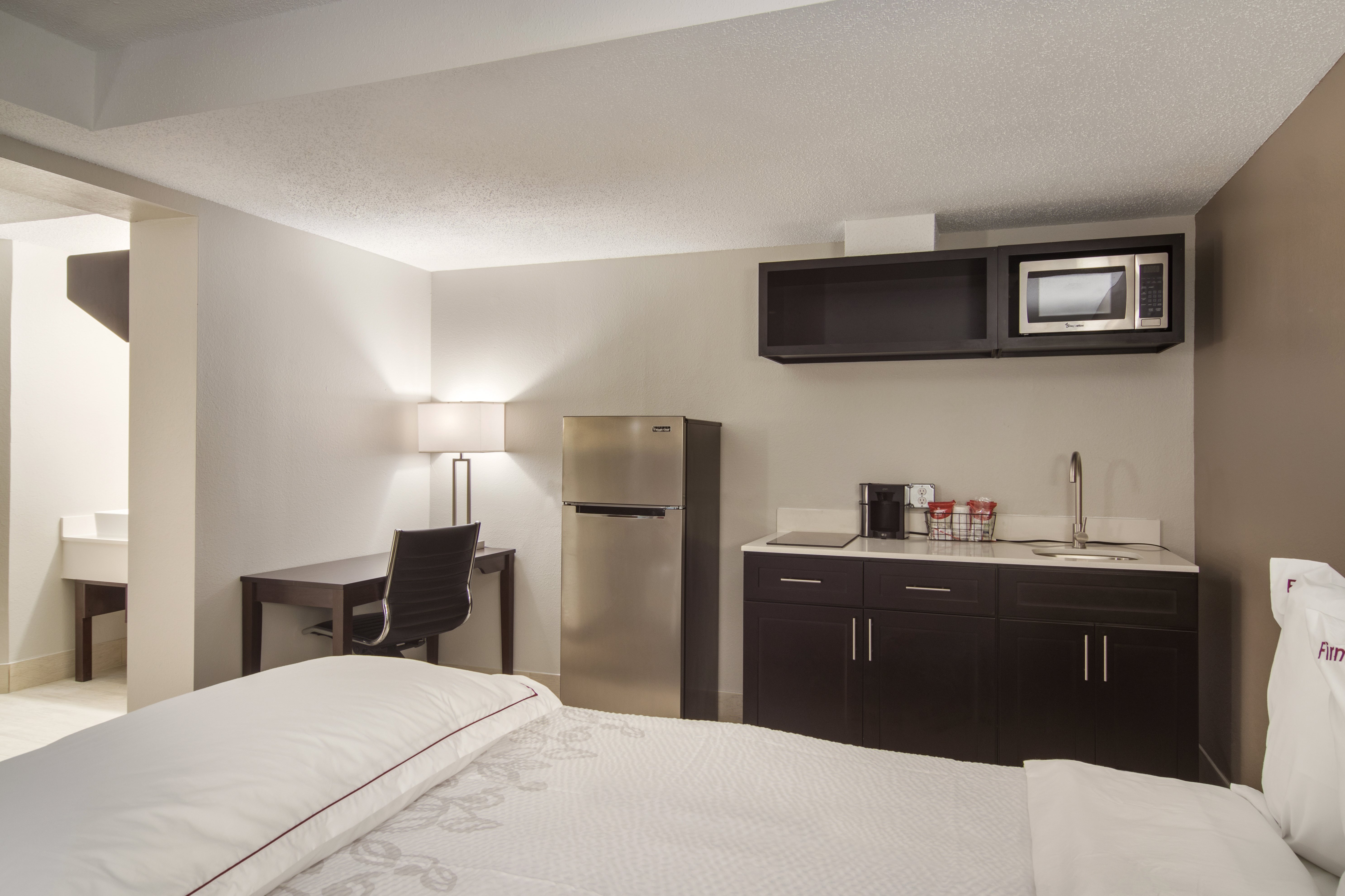 PREMIUM, SUITE, 3 QUEEN BEDS, KITCHENETTE