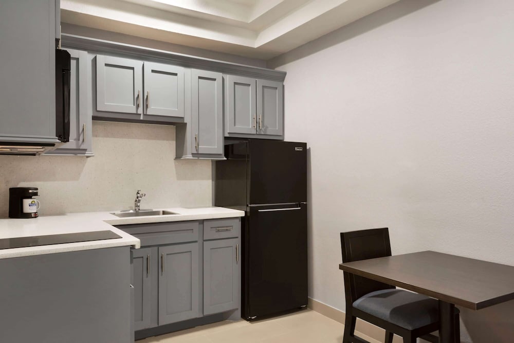 Days Inn & Suites by Wyndham Houston Hobby Airport 6/41