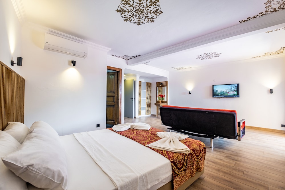 Costa Bitezhan Hotel 27/73