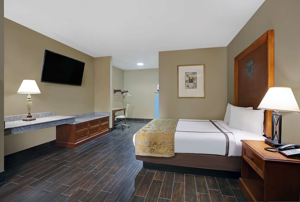 STANDARD, QUEEN BED, KITCHENETTE