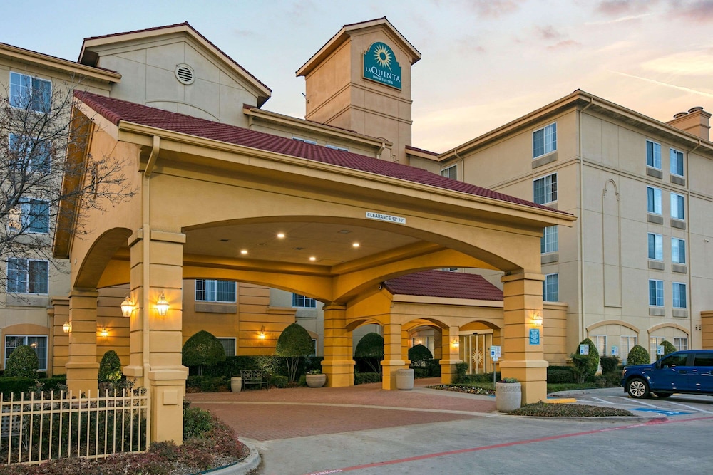 La Quinta Inn & Suites by Wyndham DFW Airport South / Irving 1/52