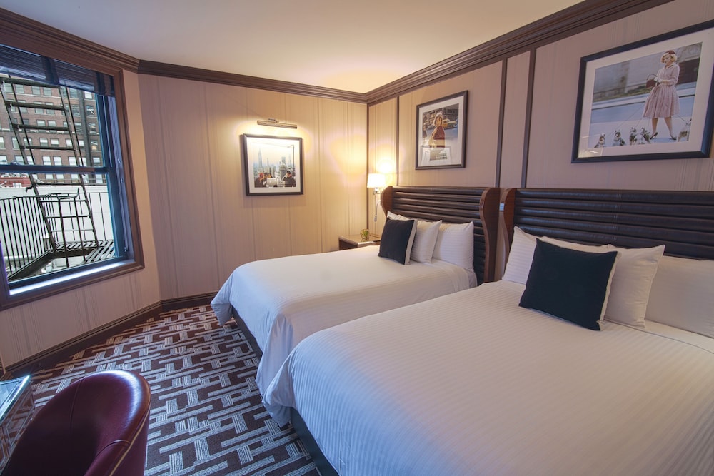 DELUXE, 2 DOUBLE BEDS