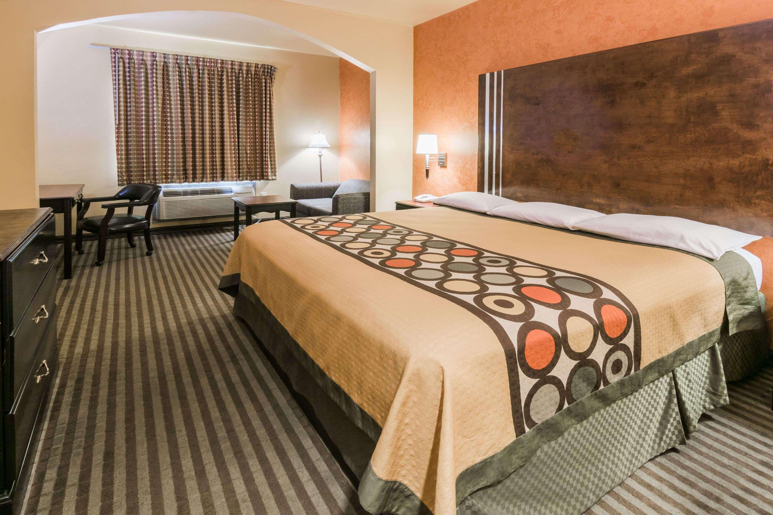 ROOM, KING BED