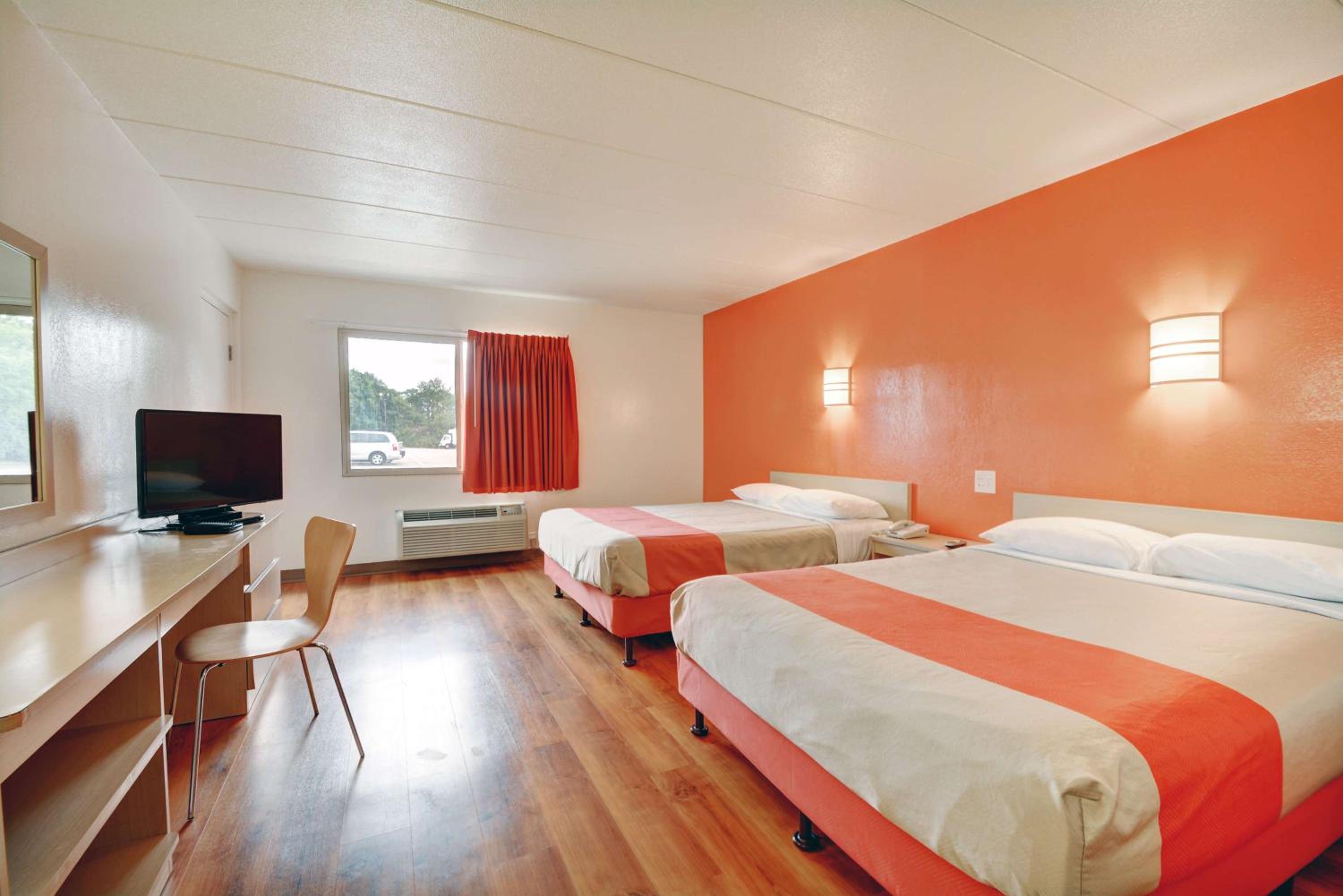 2 Queen Beds -ADA/RI Shower/Non-Smoking