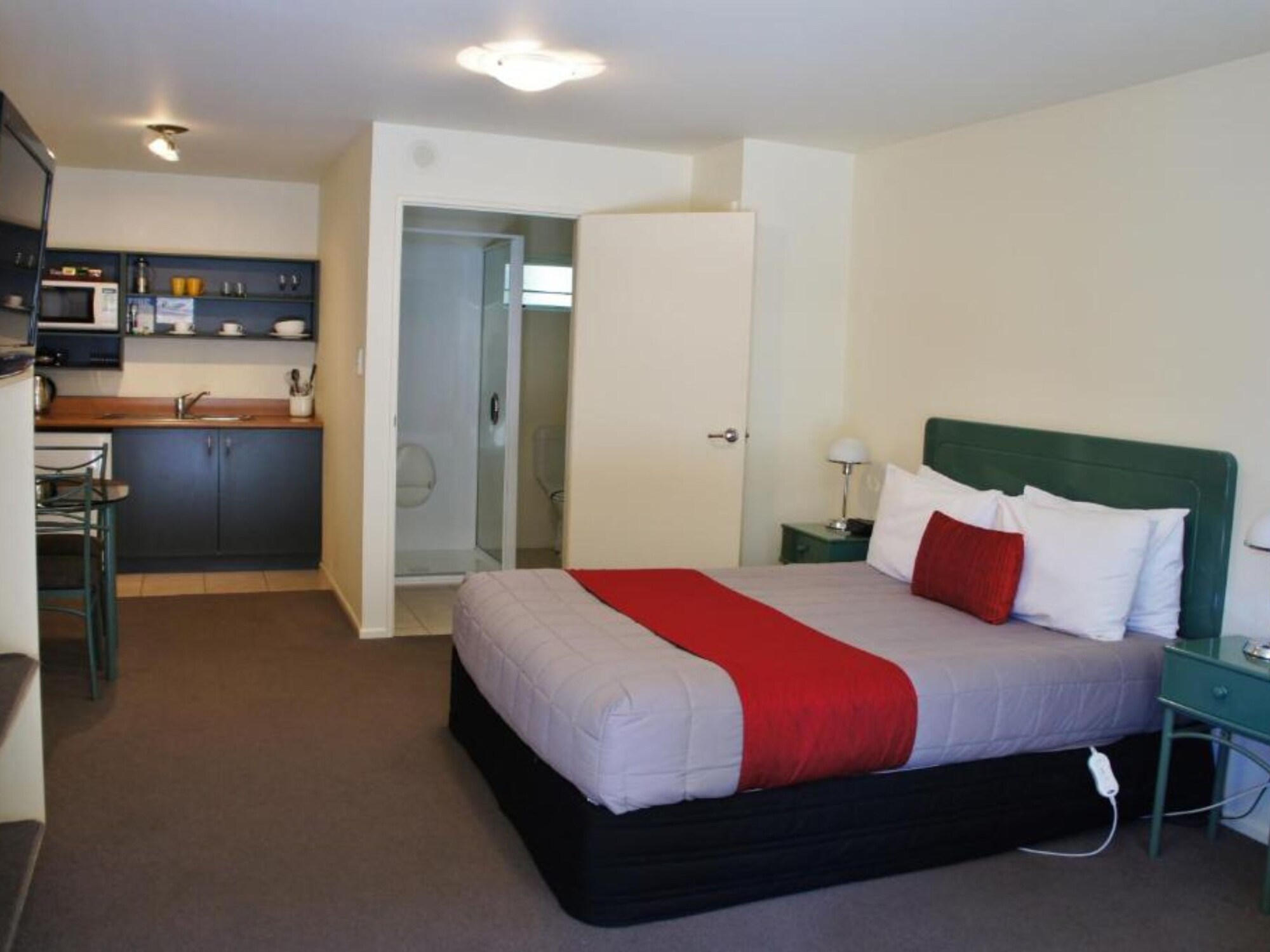 COMPACT, STUDIO, QUEEN BED