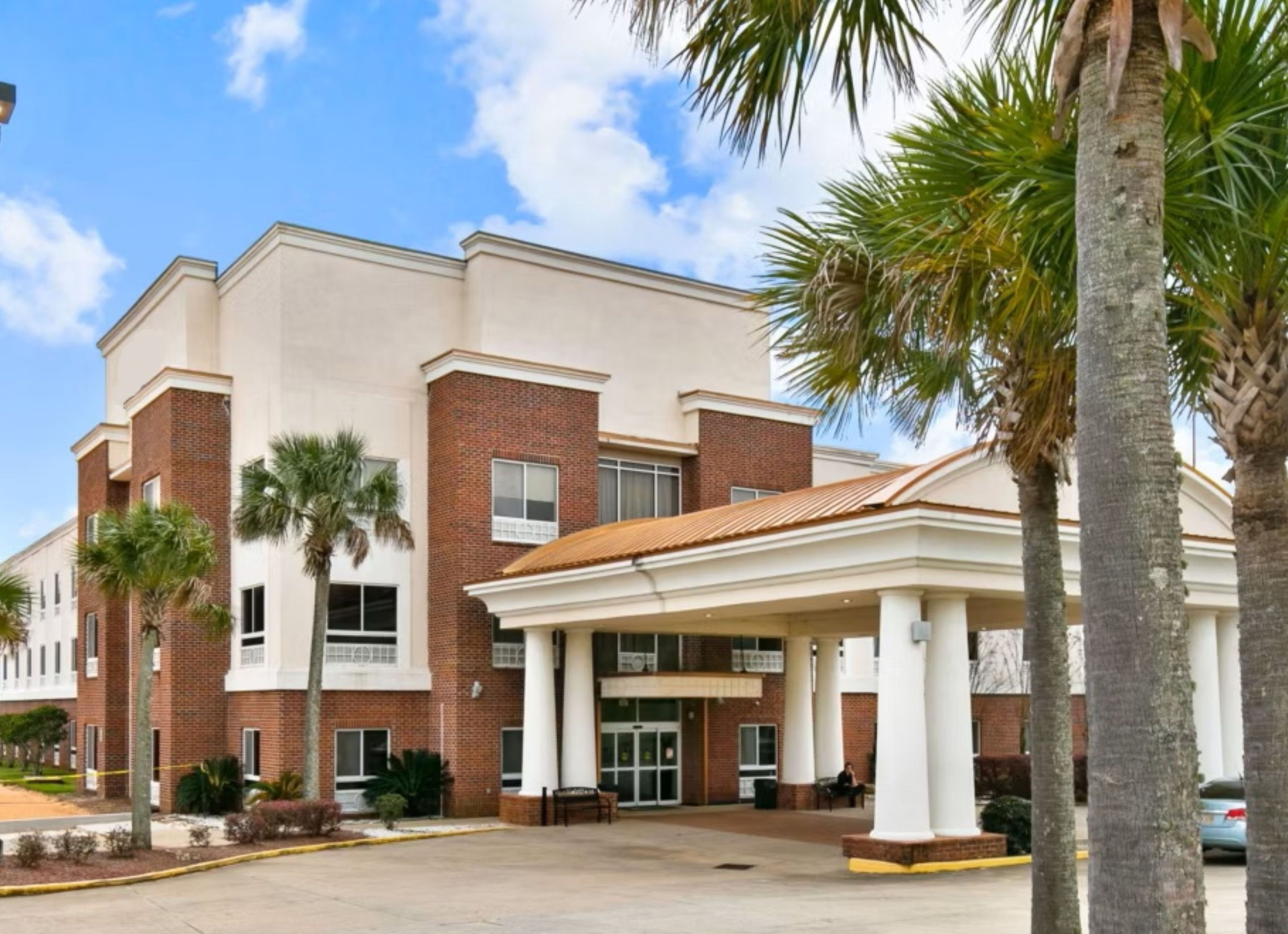 Holiday Inn Express and Suites Lucedale Hotel 73/76