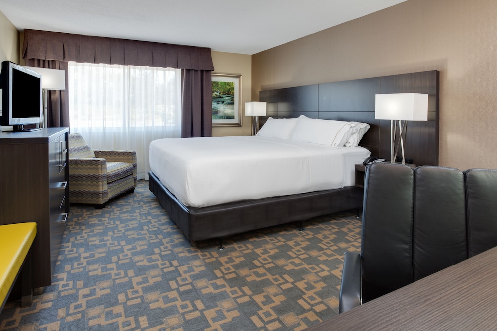Holiday Inn Express Suites Fredericton 32/76