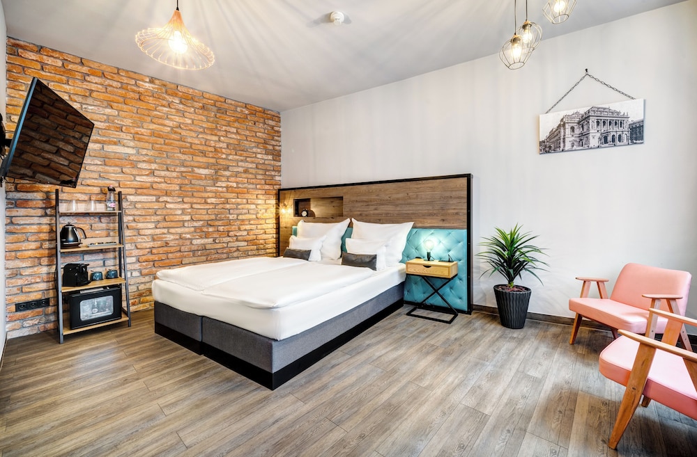 SUPERIOR, DOUBLE OR TWIN BED