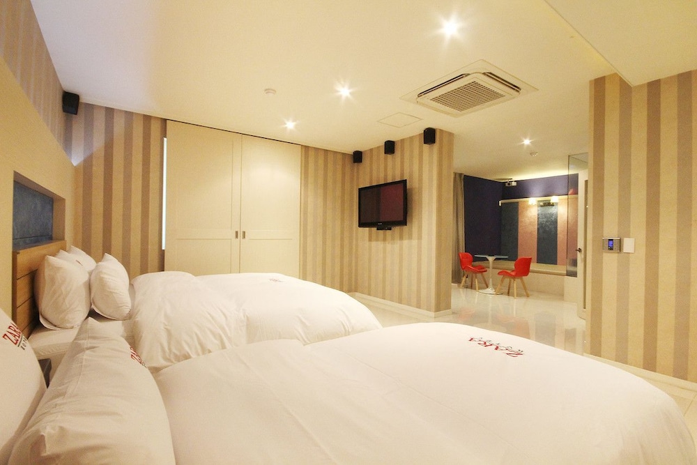 Zara Motel 23/68