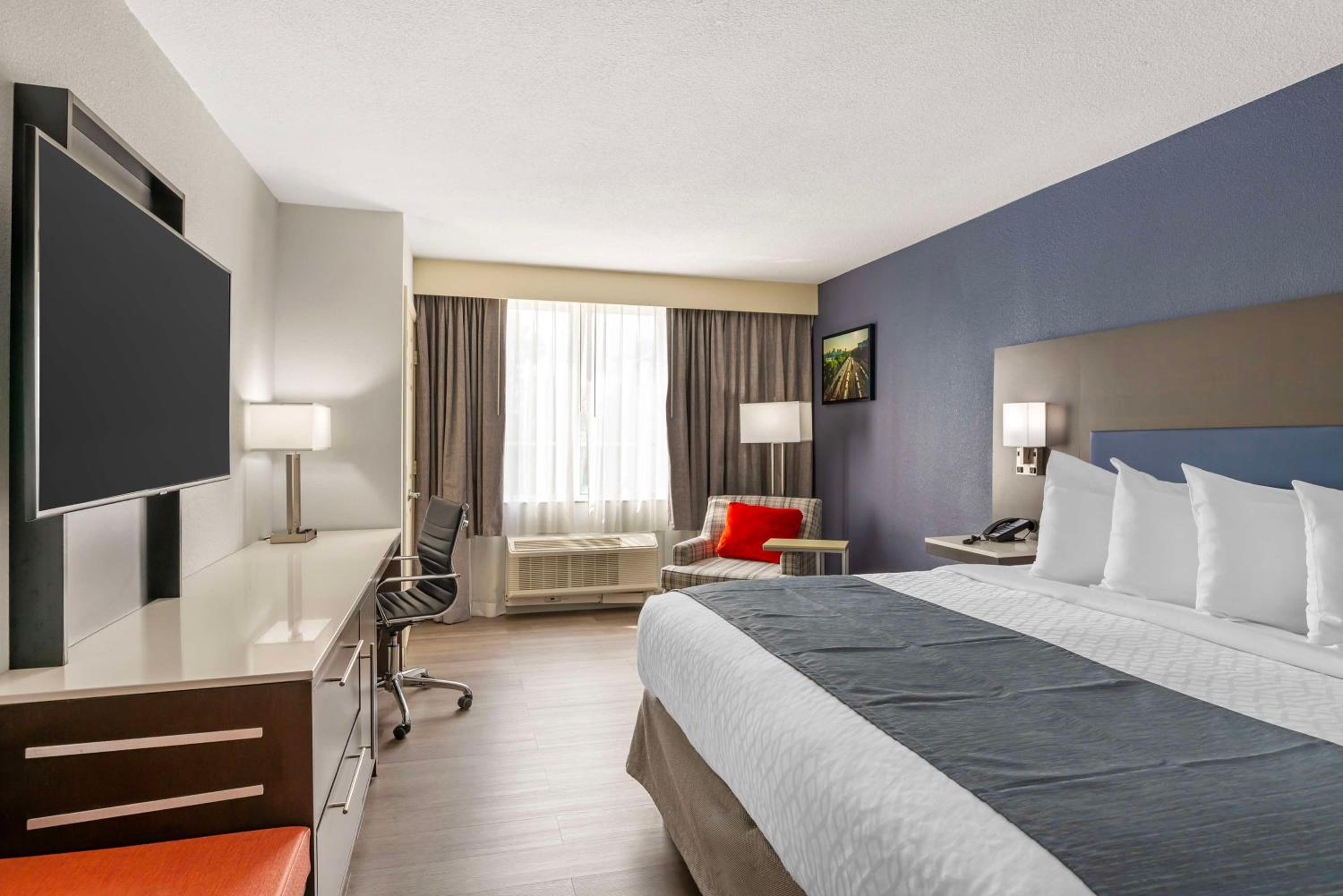 غرفة بسرير كينج مع أريكة لذوي الإعاقة، Best Western Premier Richmond City Gateway 4/10