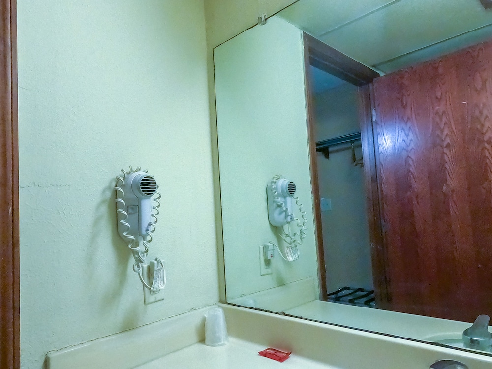 Americas Best Value Inn Salina 28/28