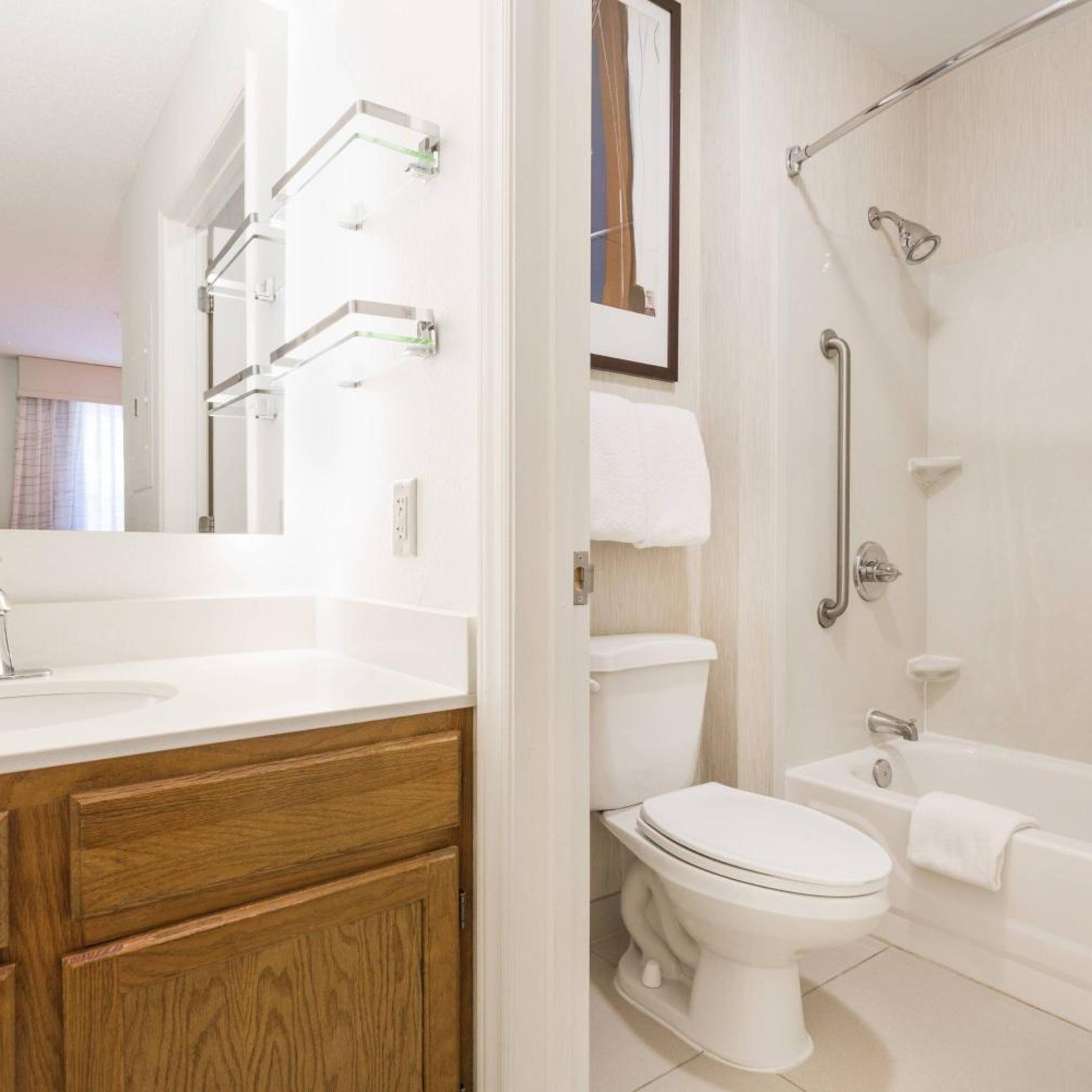 استوديو كبير بسرير كينج مع أريكة بحوض استحمام لذوي الإعاقة، Residence Inn Cleveland Independence 2/4